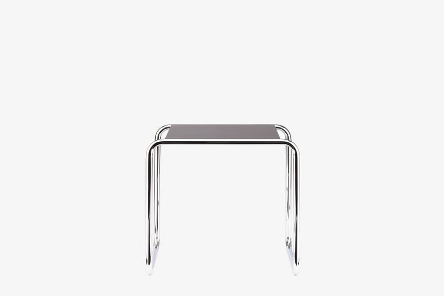 B 9 A SIDE AND NESTING TABLE 边几